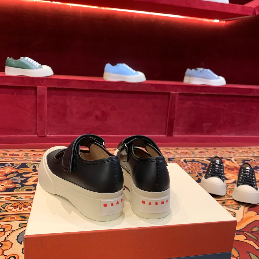 👟👟Ex-factory price 480👟👟 Marni Marni large-toe thick-soled Mary Jane shoes Marni is an independent designer brand from Italy. It has quickly become another big dark horse in the international fashion industry. Zhao Lusi and Song Zuer have the same Velcro large-toe shoes. It took 2 and a half months to purchase 5 pairs of originals, cut them open, open the bottom mold, decide on the materials, and tried again and again, and changed again and again. At present, the material, shape, lines, and outsole are almost the same as the original ones. Even the smell of cowhide is the same, so our shoes never put fragrance in them. The original cowhide smell is unique. 🐂Fabric: imported Bengal cowhide, matte and textured 🐂Inner: semi-matte cowhide, zero color difference 🐂Outsole: Original molded TU👟👟Ex-factory price➕👟👟Ex-factory price U foam 🪄Number of codes: 35 36 37 38 39 40